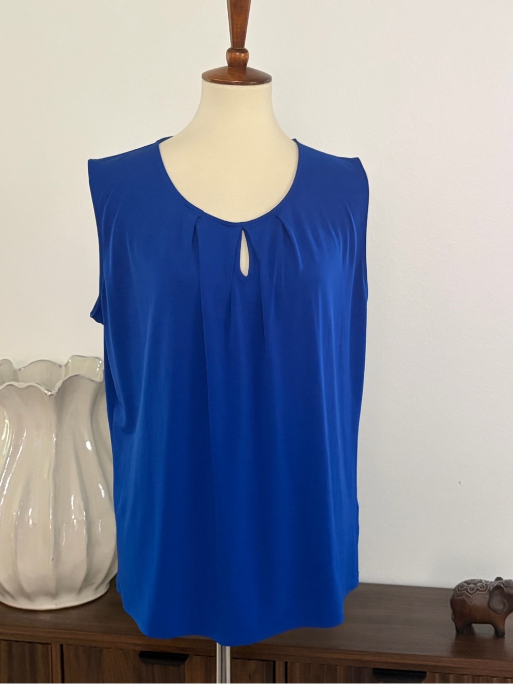 Jones‎ Studio Sleeveless Keyhole Blouse in Royal Blue